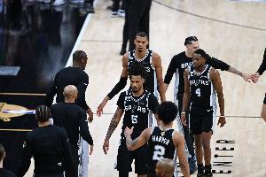 媒体人:马刺在休赛期需要成长 不只是技术上的 尤其是心理上的