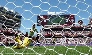 内维尔质疑瑞士获点回放未公布:为什么FIFA不给我们看VAR划线?